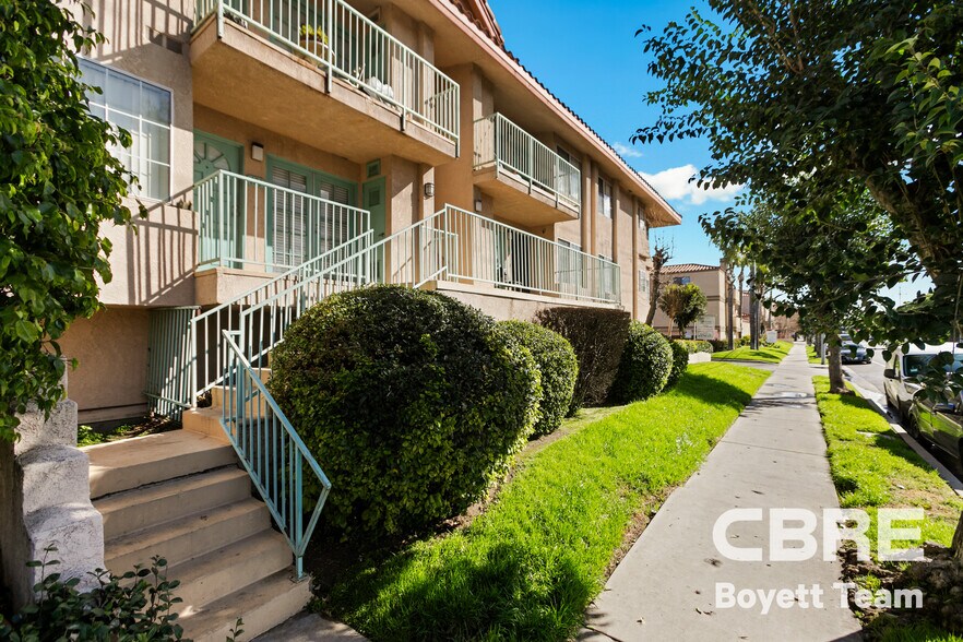 More Photos Of 18621 Saticoy St, Reseda Apartments For Sale