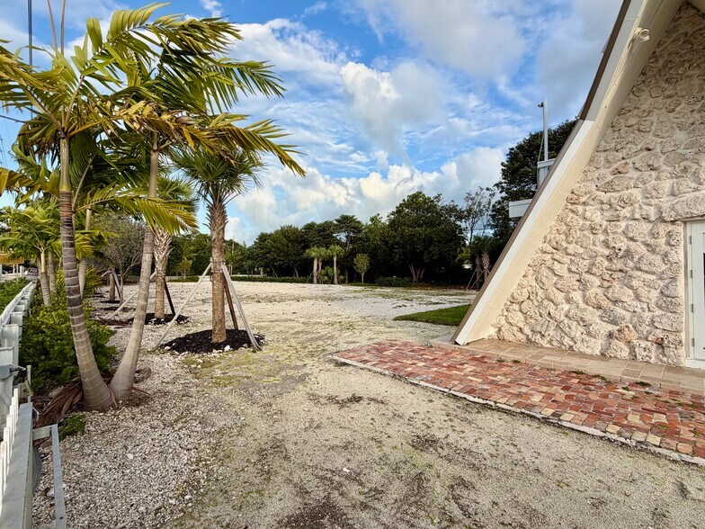 More Photos Of 106309 Overseas Hwy, Key Largo Auto Dealership For Lease