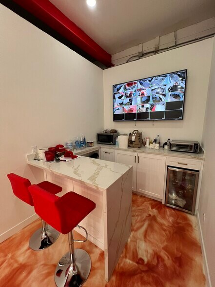 More Photos Of 413 N Moss St, Burbank Light Manufacturing For Sale