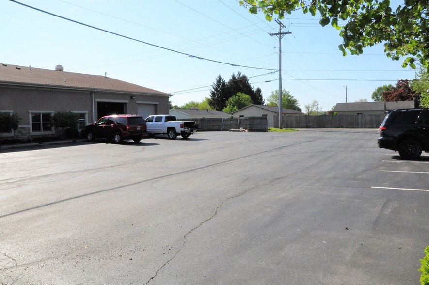 More Photos Of 869 W 2nd St, Xenia Showroom For Lease