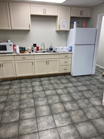 More Photos Of 500 E 19th St, Cushing Industrial For Sale