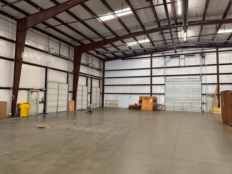 More Photos Of 9111 W 96th St, Sapulpa Warehouse For Lease