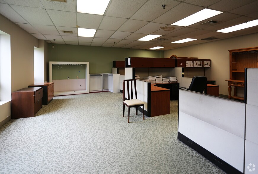 More Photos Of 60 E Jefryn Blvd, Deer Park Warehouse For Lease