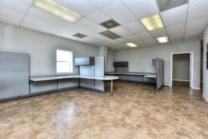 More Photos Of 4159 E University Ave, Georgetown Light Manufacturing For Sale