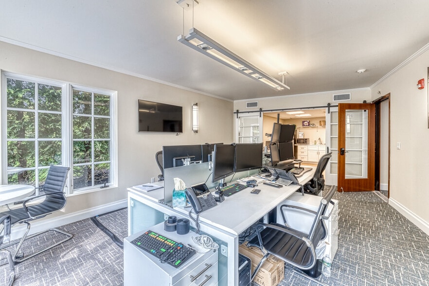 More Photos Of 126-130 N Main St, East Hampton Office For Lease