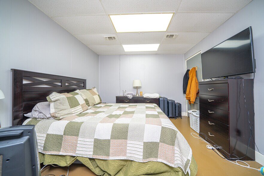 More Photos Of 220 Progress Blvd, Longview Warehouse For Sale