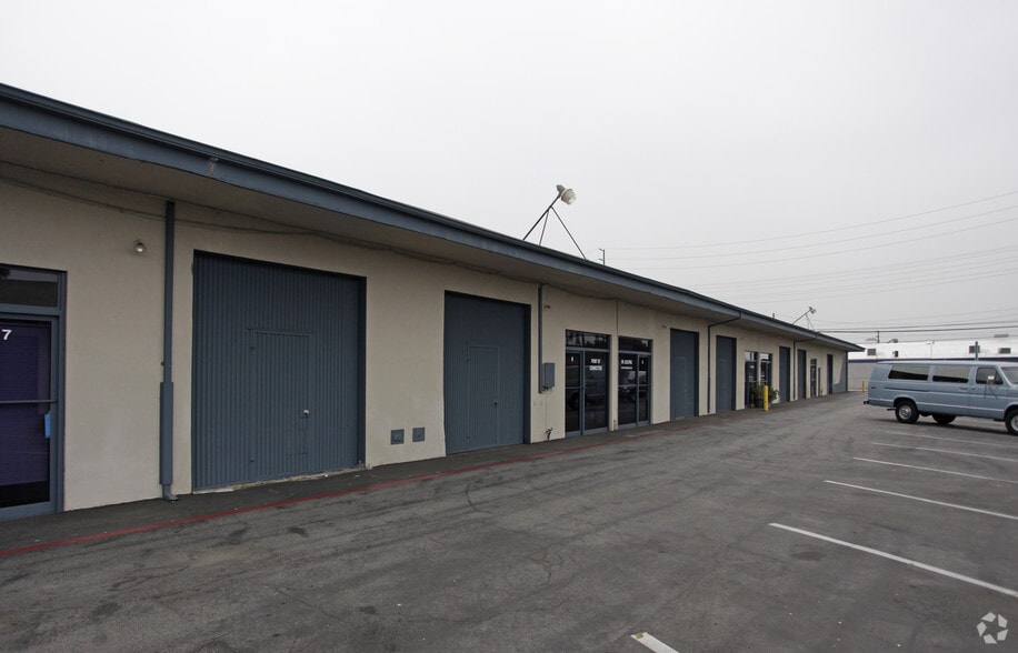 More Photos Of 817 W 17th St, Costa Mesa Distribution For Lease