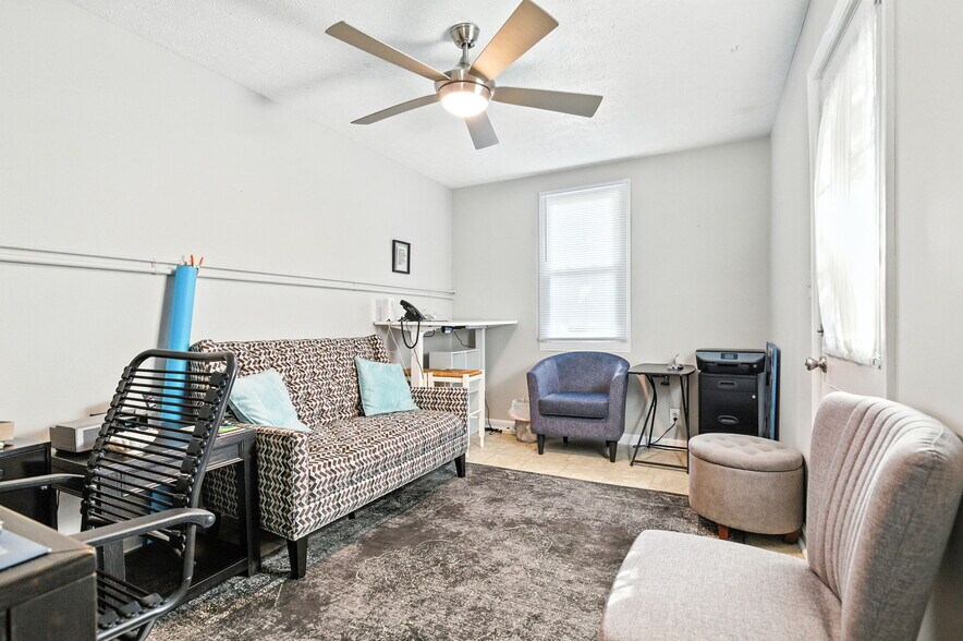 More Photos Of 409 Marquette Dr, Louisville Office For Sale