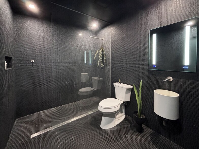 More Photos Of 500-530 Molino St, Los Angeles Office For Lease