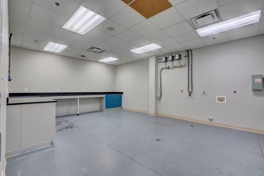 More Photos Of 2371 Wilroy Rd, Suffolk Flex For Sale