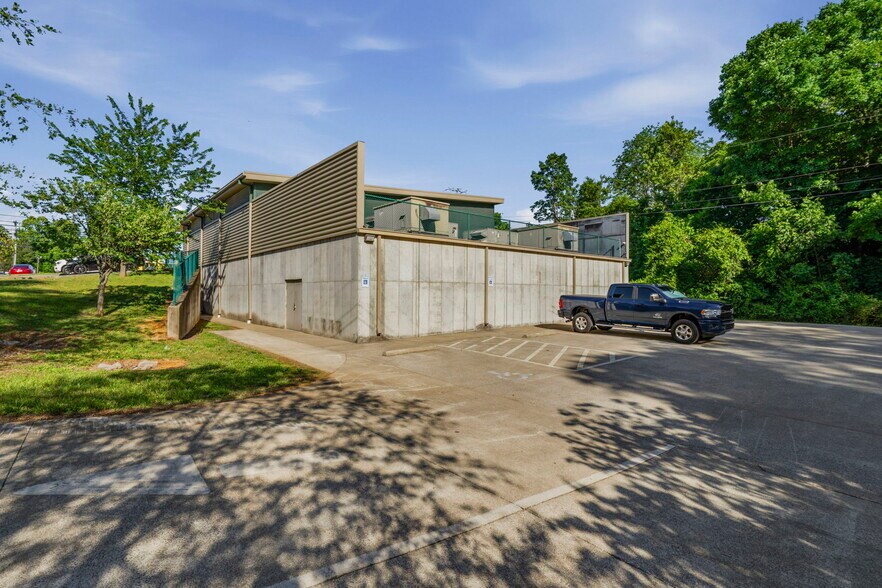 More Photos Of 1435 Fort Campbell Blvd, Clarksville Freestanding For Sale