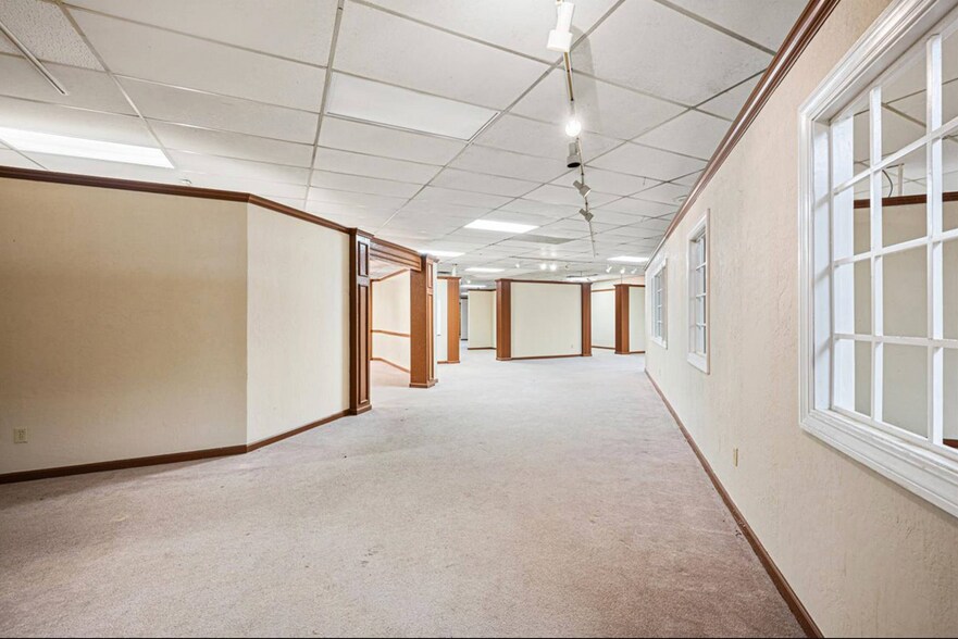 More Photos Of 1511 NW Cache Rd, Lawton General Retail For Sale