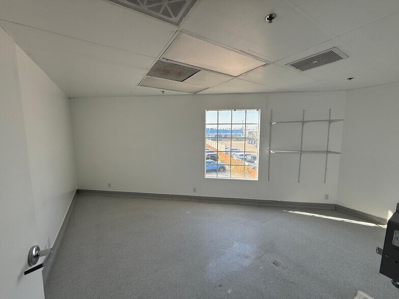 More Photos Of 7979-7989 Vickers St, San Diego Flex For Lease