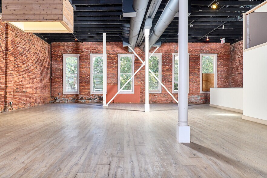 More Photos Of 910 2nd St, Sacramento Bar For Sale