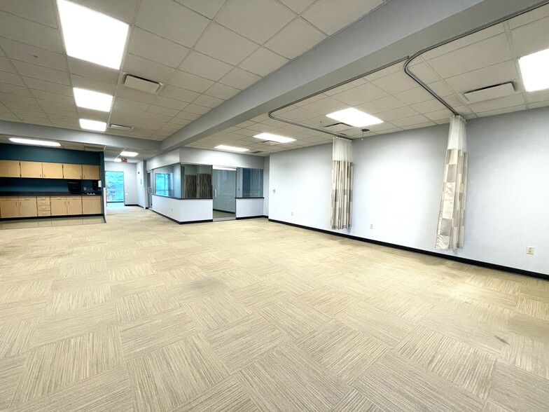 More Photos Of 7950 Ortho Ln, Brownsburg Medical For Lease