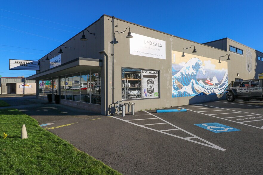 More Photos Of 775 N Front St, Coos Bay Bar For Sale