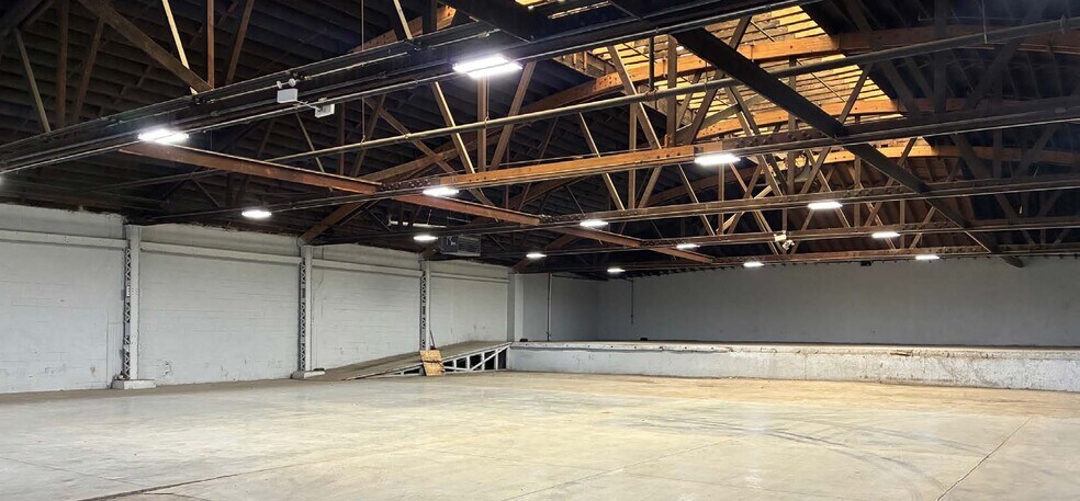 More Photos Of 2016 W Carroll Ave, Chicago Warehouse For Lease
