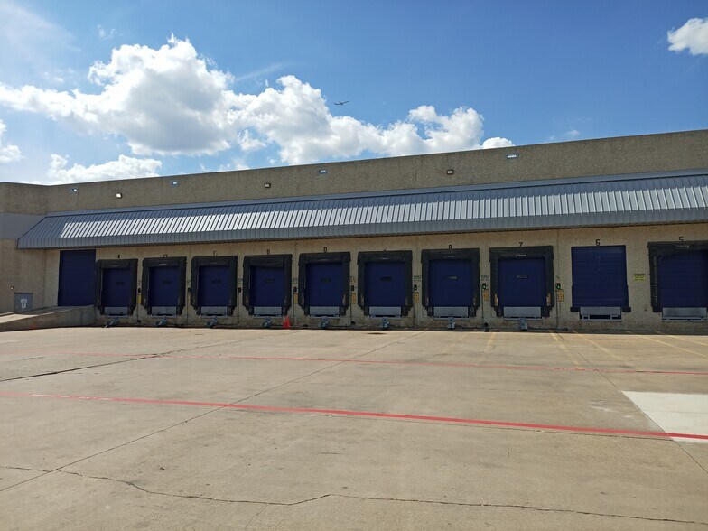 More Photos Of 9001 Sterling St, Irving Distribution For Lease
