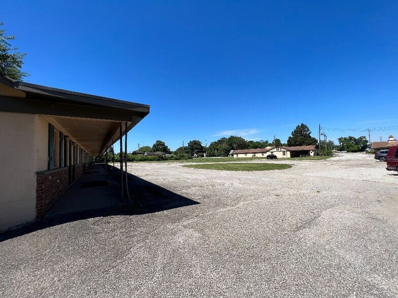 More Photos Of 1560 E 10th St, Jeffersonville Hotel For Sale