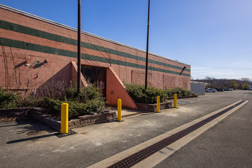 Primary Photo Of 12 E Dexter Plz, Pearl River Warehouse For Lease