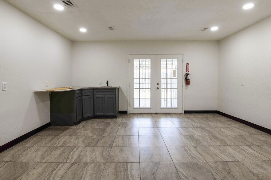 More Photos Of 825 Fairmont Pkwy, Pasadena Office For Sale