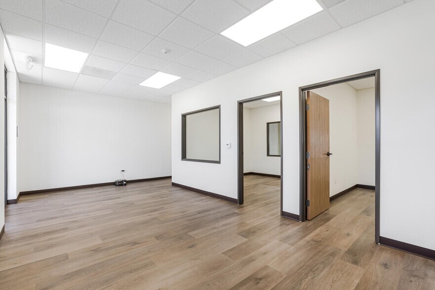 More Photos Of 13755-13761 Saticoy St, Panorama City Warehouse For Lease