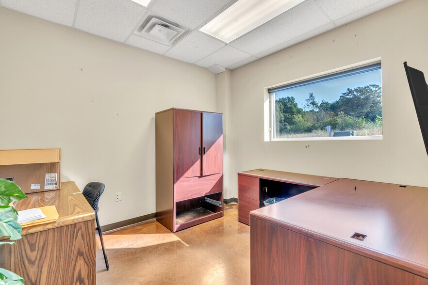 More Photos Of 3446 Wagon Wheel Rd, Springdale Light Manufacturing For Lease