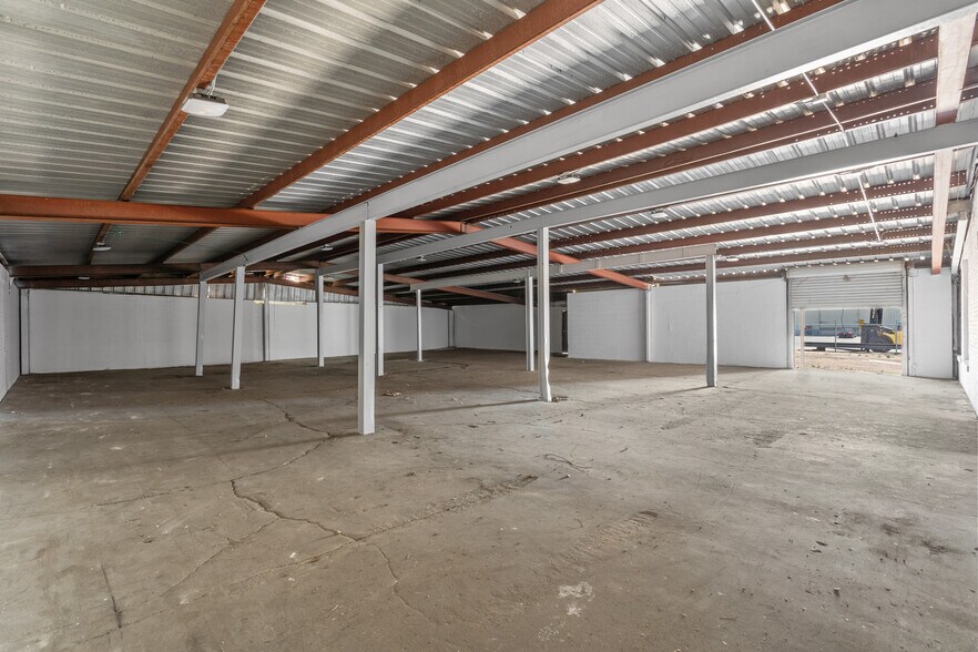 More Photos Of 5611 Clinton Dr, Houston Warehouse For Lease