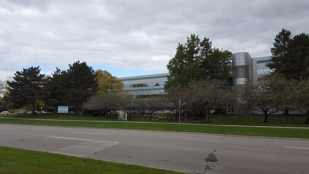 More Photos Of 1607 E Big Beaver Rd, Troy Office Residential For Lease