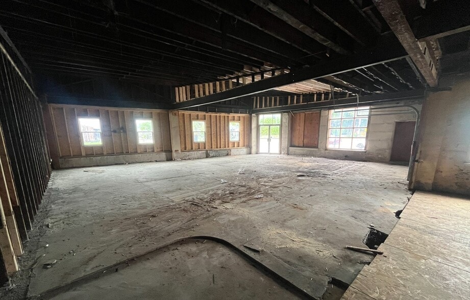 More Photos Of 156 River St, North Adams Flex For Sale