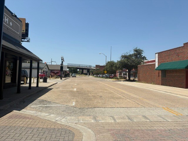 More Photos Of 1012 S Elm St, Carrollton Office For Sale