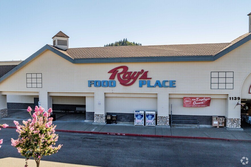 More Photos Of 1105-1129 S Cloverdale Blvd, Cloverdale General Retail For Lease