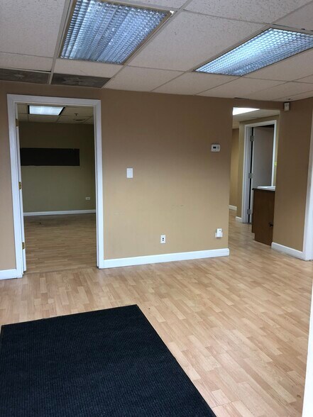 More Photos Of 189 Poplar Pl, North Aurora Warehouse For Lease