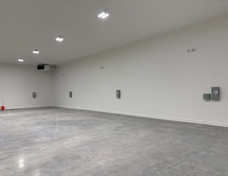 More Photos Of 252 David Pky, Ontario Warehouse For Lease
