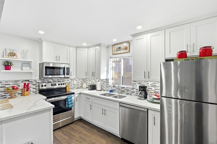 More Photos Of 1544 Chalcedony St, San Diego Apartments For Sale
