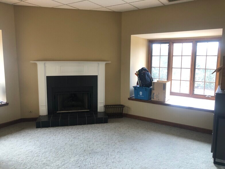 More Photos Of 14047 W Petronella Dr, Libertyville Office For Sale