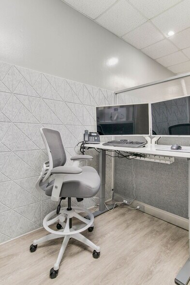 More Photos Of 913 Gulf Breeze Pky, Gulf Breeze General Retail For Sale