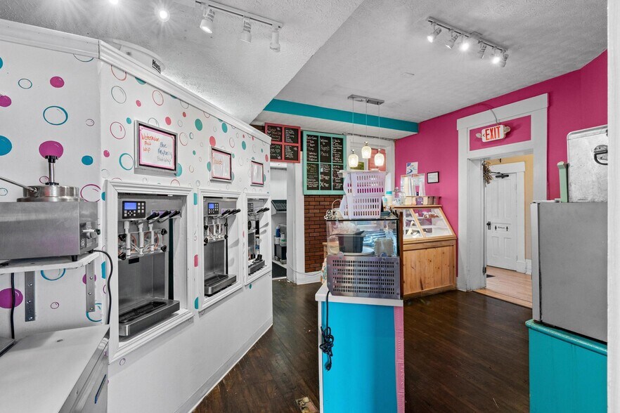 More Photos Of 115 W Main St, Wilmington Office For Sale