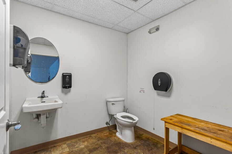 More Photos Of 430 Chapel Hill Rd, Oakdale Freestanding For Lease