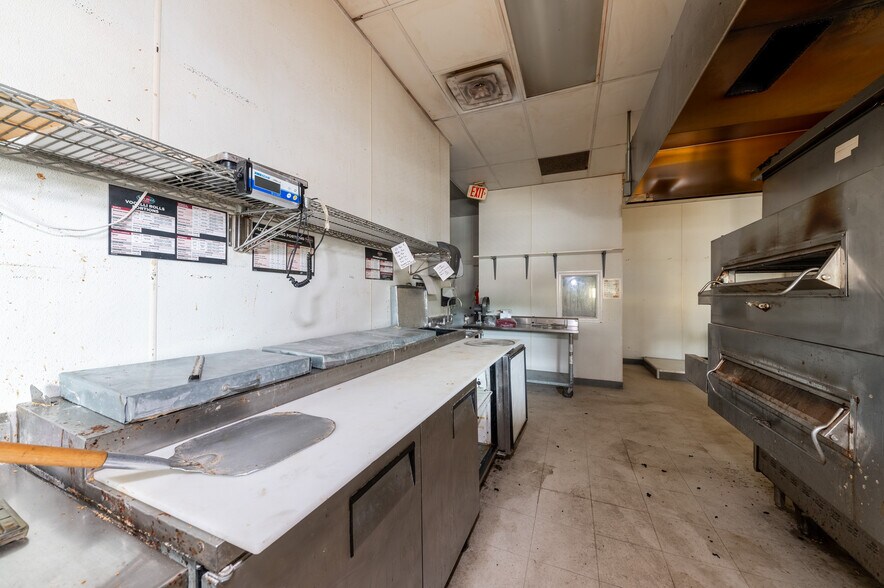 More Photos Of 1370 University Ave, Morgantown Storefront Retail Office For Lease