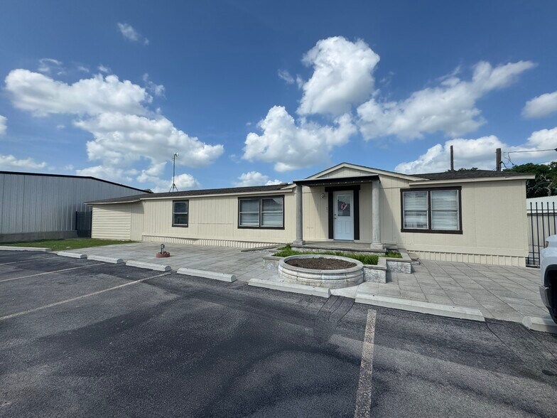 More Photos Of 3001 E Highway 199, Springtown Flex For Lease