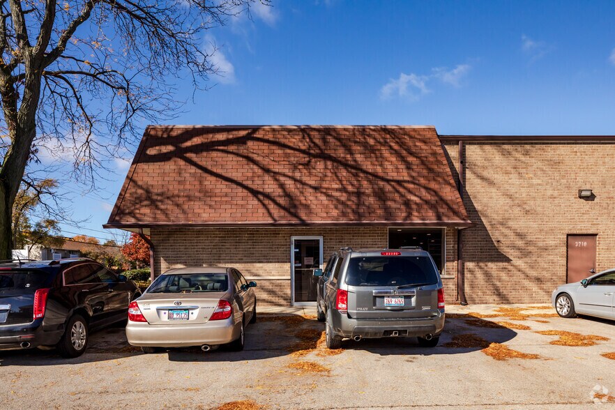 More Photos Of 3206-3210 W Lake Ave, Glenview Warehouse For Lease