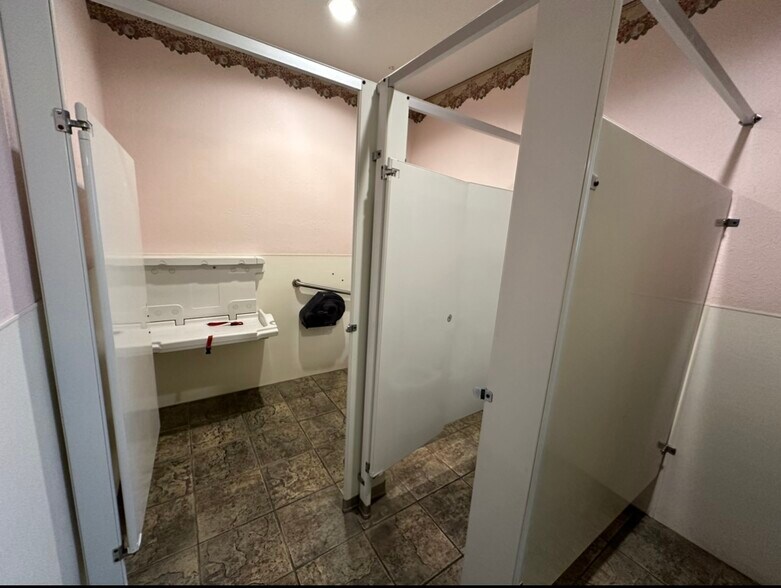 More Photos Of 524 S Dawson St, Meeker General Retail For Sale