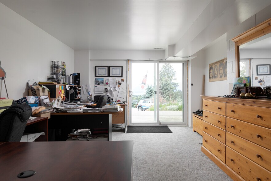 More Photos Of 1605 Garner Rd, Kelowna Specialty For Lease