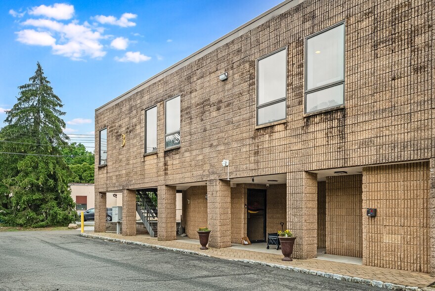 More Photos Of 3 Tice Rd, Franklin Lakes Distribution For Lease