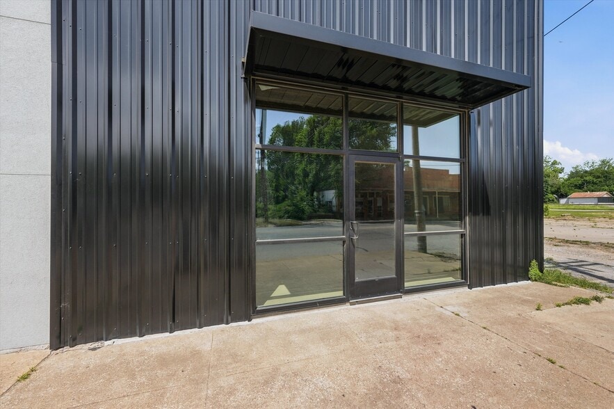 More Photos Of 613 S Armstrong Ave, Denison Warehouse For Sale