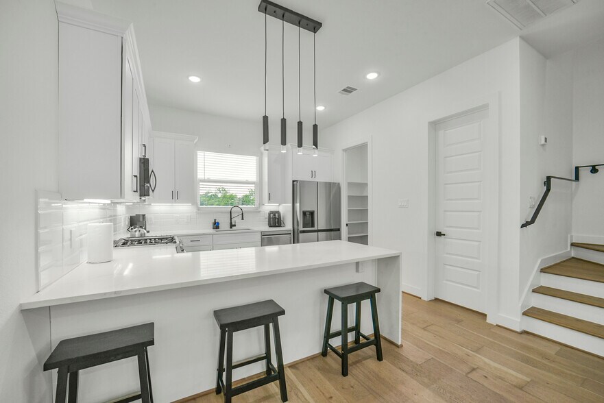 More Photos Of 316 Thornton Rd, Houston Apartments For Sale
