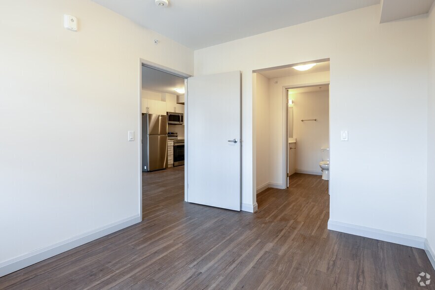 More Photos Of 16 Queen St W, Cambridge Apartments For Lease
