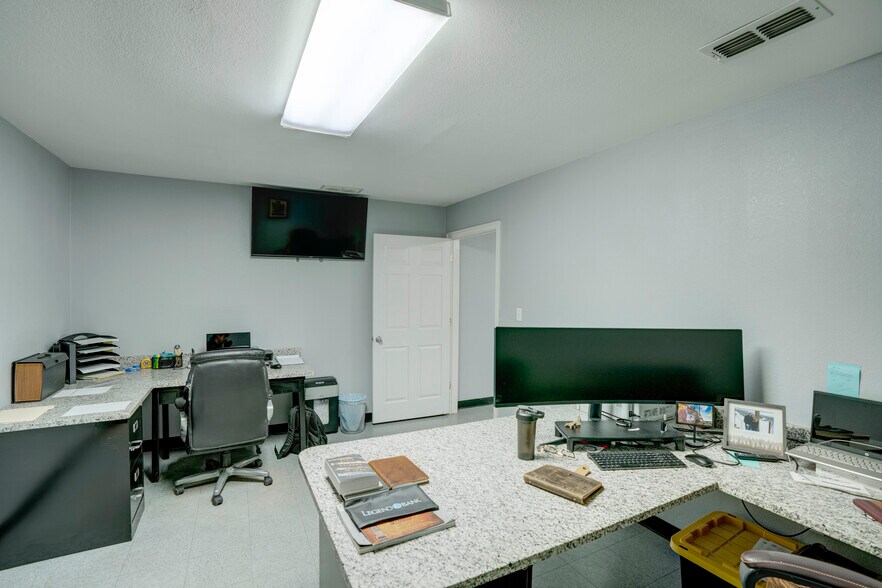 More Photos Of 11578 Airway Blvd, Roanoke Warehouse For Sale