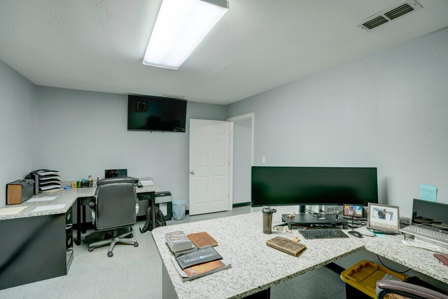 More Photos Of 11578 Airway Blvd, Roanoke Warehouse For Sale